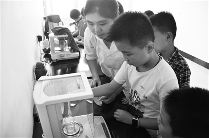 河南省信陽檢驗檢疫局邀請學生走進實驗室觀摩